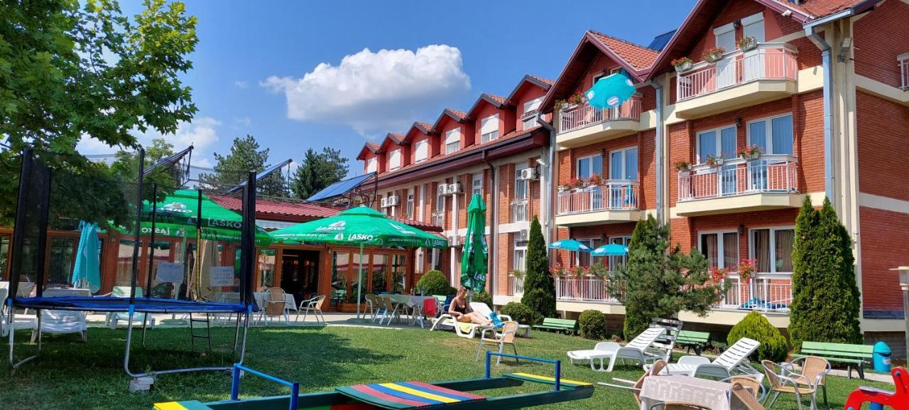 Hotel Ravni Gaj Knic Exteriör bild