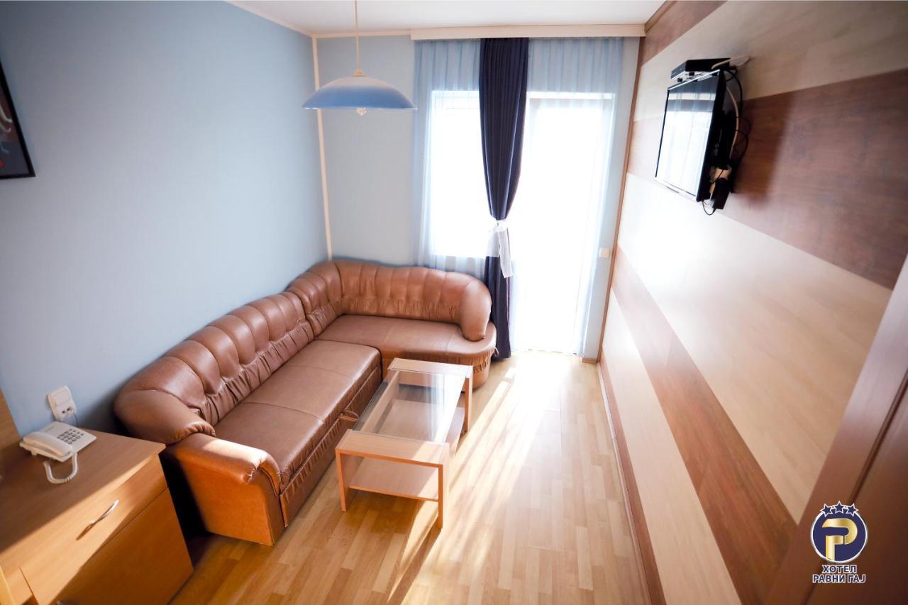 Hotel Ravni Gaj Knic Exteriör bild